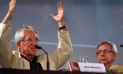 El fil&oacute;sofo Jes&uacute;s Moster&iacute;n y el vicerrector de Cultura, Antonio Ari&ntilde;o, ayer, en el Aula Magna de la Nau de la Universitat.