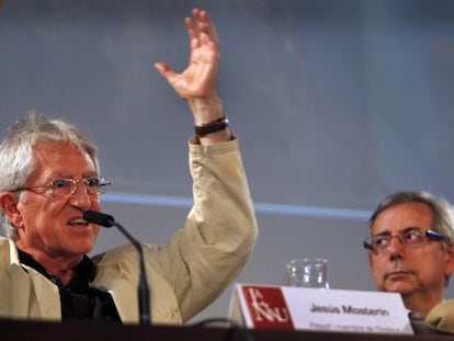 El fil&oacute;sofo Jes&uacute;s Moster&iacute;n y el vicerrector de Cultura, Antonio Ari&ntilde;o, ayer, en el Aula Magna de la Nau de la Universitat.