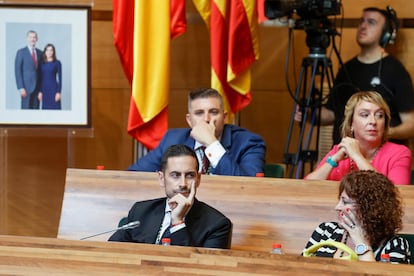 El candidato del PSPV, Carlos Fernadez Bielsa (i), junto a varios compañeros de partido tras el recuento de la segunda votación en la que ha sido proclamado presidente de la Diputación de Valencia el candidato del PP, Vicent Mompó.
