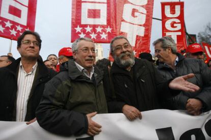 Ignacio Fernández Toxo, Cándido Méndez y el secretario de UGT de Madrid, José Ricardo Martínez, de izquierda a derecha, en la cabecera de la manifestación.