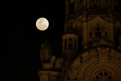 La luna en el fondo de la Iglesia Nossa Senhora da Saude, en São Paulo (Brasil).