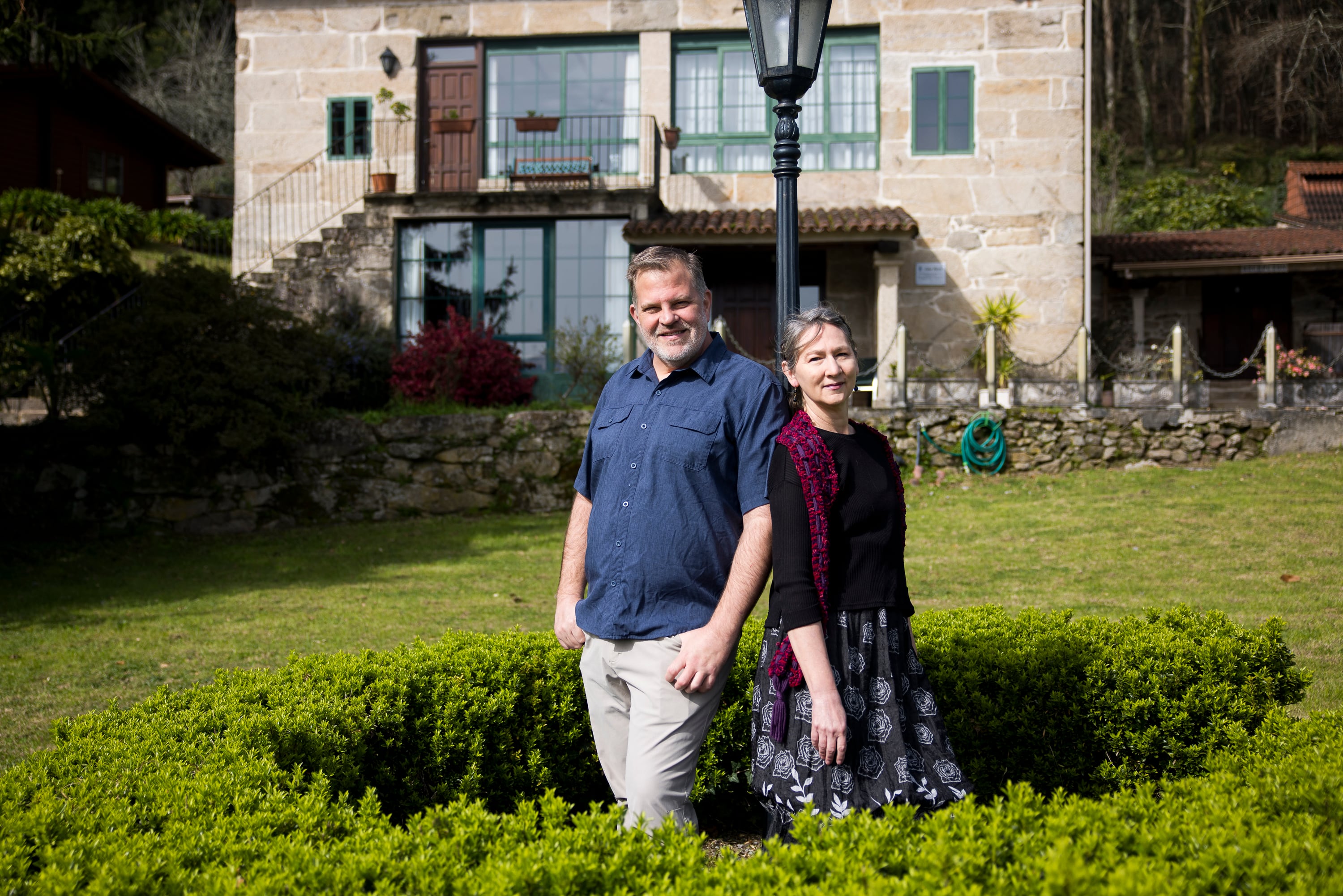 Jay junto a su esposa en la casa rural 