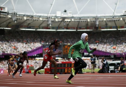 La atleta saudí Sarah Attar corre los 800 metros de los Juegos de Londres (L. Nicholson, Reuters)