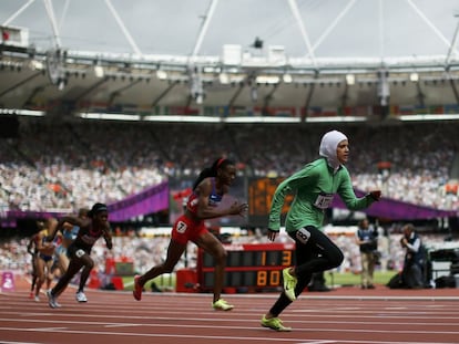 La atleta saudí Sarah Attar corre los 800 metros de los Juegos de Londres (L. Nicholson, Reuters)