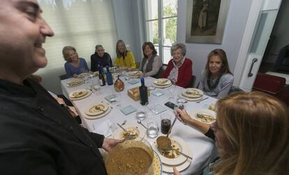 Sofronio Martín Toro sirve las lentejas en casa de Patricia Larrinaga, de amarillo.