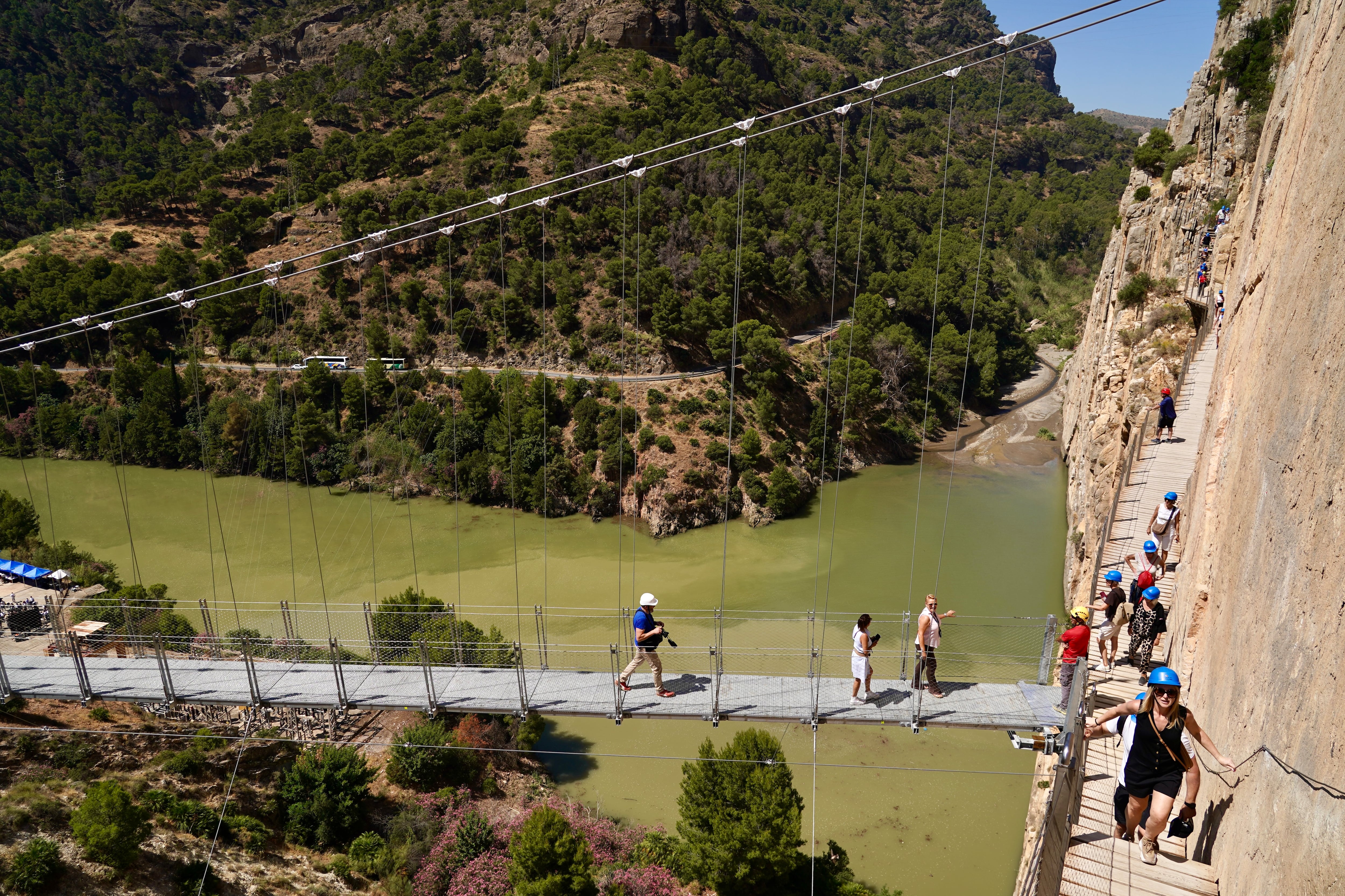 El Caminito del Rey desafía de nuevo al vértigo: abre el puente colgante más largo de España