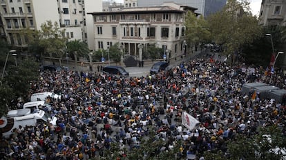 Cientos de personas se concentran ante la sede de la Delegación del Gobierno en Cataluña. Han sido convocadas por la plataforma Tsunami Democràtic ante la visita del presidente del Gobierno en funciones, Pedro Sánchez, a Barcelona.