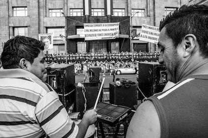 Los músicos tocan en vivo las cumbias que bailan 'los encuerados' en sus manifestaciones. Por las calles céntricas de Xalapa y Ciudad de México, cada tanto puede escucharse a lo lejos aquello de "María Teresa tiene ganas de cumbanchar. Cuando suena la orquesta empieza a revolear". Como en una furiosa parranda, los amplificadores de la banda en vivo escupen la música contra la fachada del Ayuntamiento, de un banco, de la Cámara de Diputados o, directamente en la intersección de dos vías atestadas de autos y peatones. 
