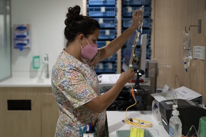 Una enfermera prepara un tratamiento de quimioterapia en el hospital Sant Joan de Déu de Barcelona. 