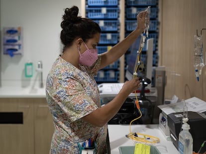 Una enfermera prepara un tratamiento de quimioterapia en el SJD Pediatric Cancer Center de Barcelona.