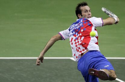 Stepanek se estira para devolver una bola