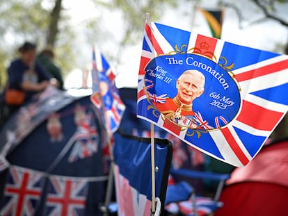 Una bandera conmemorativa de la coronación de Carlos III como rey, a las afueras de Buckingham Palace en Londres.