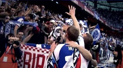 Alex Bergantiños celebra con los Riazor Blues el ascenso en junio de 2014.