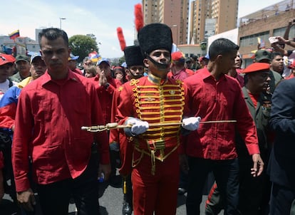 Un miembro de la Guardia de Honor porta una réplica de la espada de Simon Bolivar acompañando el féretro del presidente Hugo Chávez por las calles de Caracas.
