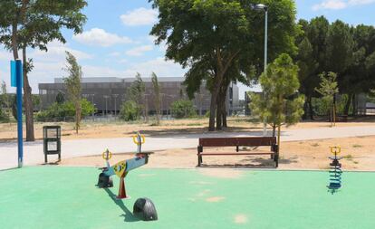 Una de las zonas infantiles creadas en el Parque Lineal del Manzanares. Al fondo, la Caja Mágica.