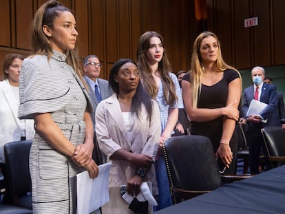 Las gimnastas Aly Raisman, Simone Biles, McKayla Maroney y Maggie Nichols, después de una comparecencia en el Senado en septiembre de 2021.