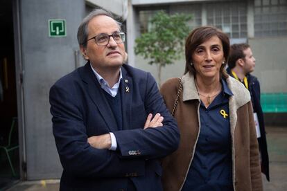 El presidente de la Generalitat, Quim Torra, junto a su mujer, Carola Miró, en el colegio electoral para ejercer su derecho al voto duranta la jornada electoral de las elecciones generales en Barcelona.