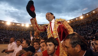 Retirada de Francisco Esplá y salida por la puerta grande de Las Ventas, con dos orejas en su primer toro, en 2009.