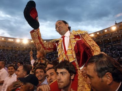 Retirada de Francisco Esplá y salida por la puerta grande de Las Ventas, con dos orejas en su primer toro, en 2009.