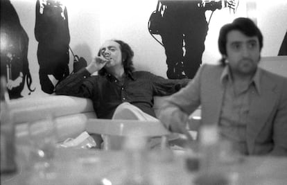 Leopoldo Pomés (al fondo), ideólogo de Flash Flash, y Jesús Quílez, gerente del restaurante, en una foto de 1970. |