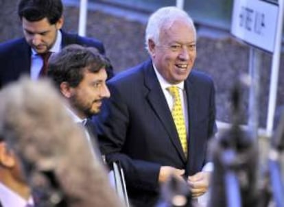 El ministro español de Exteriores, José Manuel García-Margallo (dcha), a su llegada al Consejo de Asuntos Exteriores de la Unión Europea hoy en Luxemburgo.