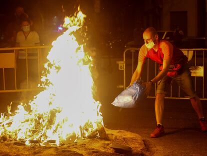 Varios vecinos del barrio de Sant Antoni de Barcelona ven arder una hoguera  autorizada por el Ayuntamiento.