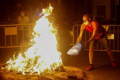 Varios vecinos del barrio de Sant Antoni de Barcelona ven arder una hoguera  autorizada por el Ayuntamiento.