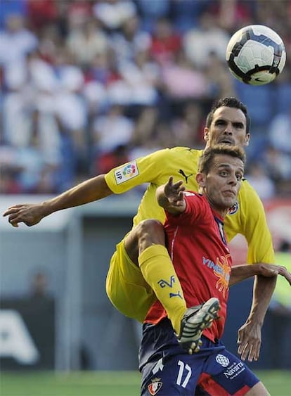 Ángel trata de  despejar con el pie ante Camuñas.