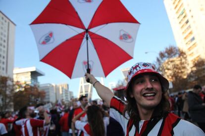 Un aficionado de River Plate en la 'fan zone' este domingo, en Madrid. 