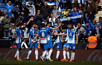 Los jugadores del Espanyol celebran el gol de Gerard Moreno.