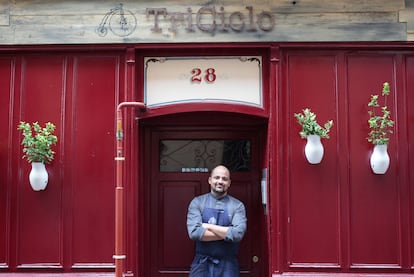 Javi Goya en la puerta de Triciclo.