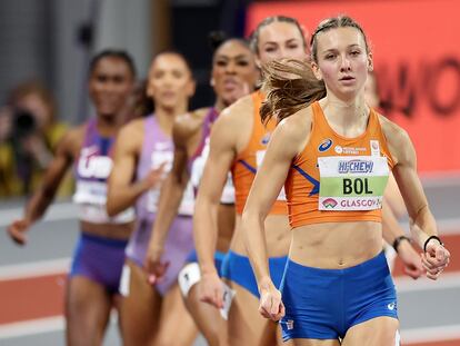 Femke Bol, delante de todas, en la final del récord.