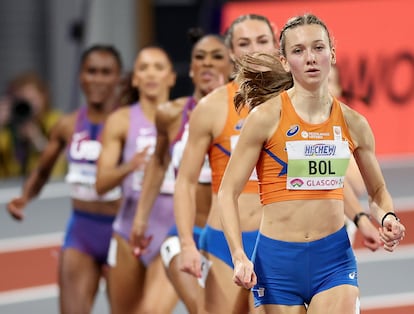 Femke Bol, delante de todas, en la final del récord.