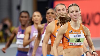 Femke Bol, delante de todas, en la final del récord.