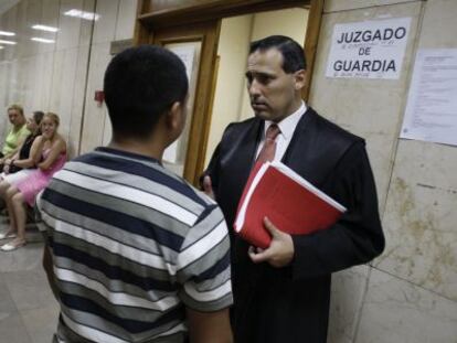 Un abogado de oficio atiende a un cliente en Madrid.
