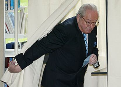 Jean-Marie Le Pen, tras haber depositado su voto, ayer, en París.