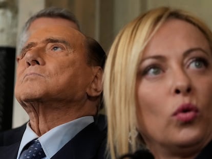 El ex primer ministro de Italia, Silvio Berlusconi y la primera ministra, Giorgia Meloni durante una conferencia de prensa en el Palacio Presidencial del Quirinale, en Roma, el pasado 21 de octubre.