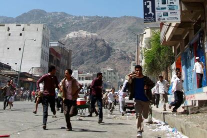 Manifestantes antigubernamentales corren delante de soldados que abren fuego contra ellos para dispersarlos en la ciudad de Taiz, en donde el martes murieron tres personas por disparos. Como la mayoría de las que se producen en el país, esta manifestación en el que es el principal centro industrial del país, buscaba presionar para que renuncie el presidente Ali Abdalá Saleh, cuya salida del poder está pidiendo la oposición desde fines de enero pasado.