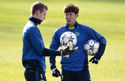 Son Heung-Min escucha a Bernd Leno durante el entrenamiento. 