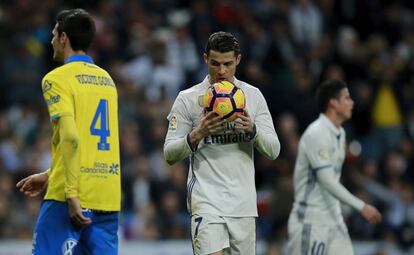 Cristiano Ronaldo, antes de lanzar el penalti.