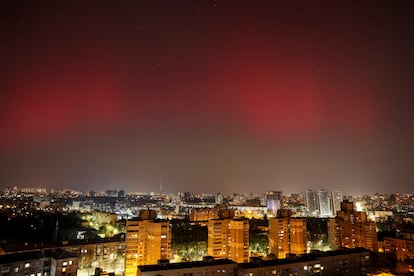 Registro de la aurora boreal sobre el horizonte urbano de Kiev, Ucrania.