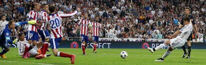 Chicharito marca o gol decisivo para o Madri.