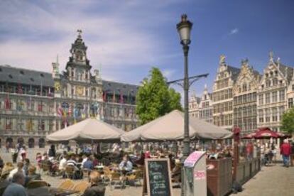 Cafés del Grote Markt, en Amberes (Bélgica).