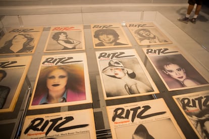 Portadas de la revista Ritz en una vitrina de la retrospectiva de Bailey.