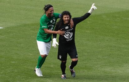 Ronaldinho e Higuita, después de marcar un gol. 