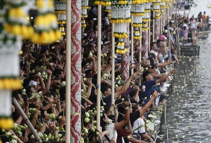 Una multitud de tailandeses lanza flores de loto al ro Bang Pakong al paso de las barcas durante las celebraciones del Rap Bua o festival del recibimiento de flores de loto en Bang Phli, en la provincia de Samut Prakan a las afueras de Bangkok (Tailandia). Cada a?o, los budistas celebran este festival mediante ofrendas de flores de loto a las figuras flotantes de Buda.