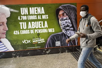 Cartel electoral de Vox, en una estación de Cercanías en Madrid.