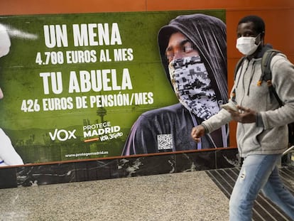 Cartel electoral de Vox, en una estación de Cercanías en Madrid.