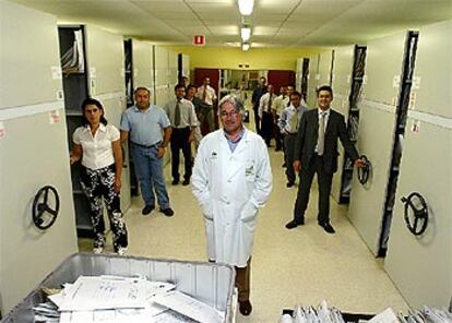 Jesús Vigil, con su equipo de documentalistas del hospital Virgen del Rocío de Sevilla.