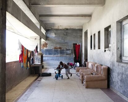 En este edificio se concentran cientos de problemas: alcoholismo, violencia doméstica, tráfico de drogas, y los niños que, jugando, caen a los fosos vacíos de los ascensores o de las cornisas sin parapetos.